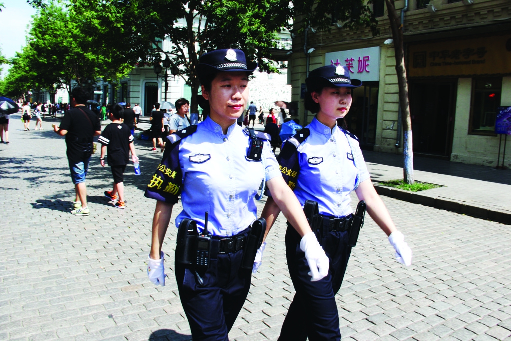 女子巡逻辅警             