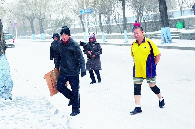 大冬天穿短裤遛弯冰天雪地冲冷水澡