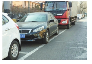 有人占免费停车位张口就收10元